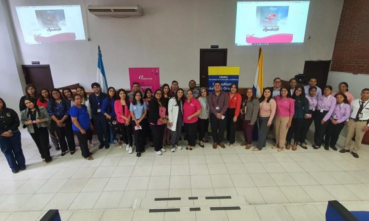 Estudiantes de la Facultad de Derecho recibieron charla sobre prevención de cáncer de mama