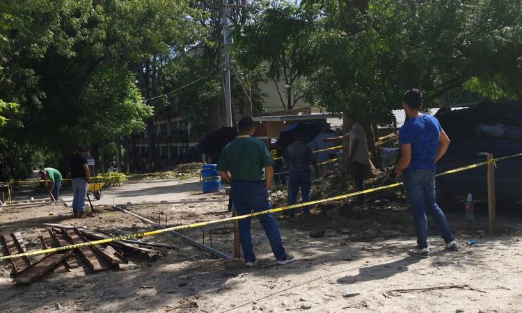 Personal de Servicios Generales trabaja en mejoras en UNAH Campus Cortés