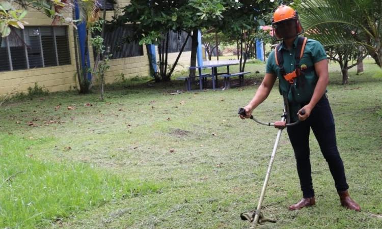 Daniel Espinal, el jardinero de la UNAH que pronto terminará su maestría en Derecho Laboral 