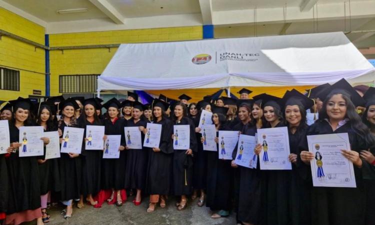 UNAH Campus El Paraíso gradúa a 77 nuevos profesionales en sus diferentes áreas de estudio