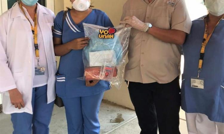 UNAH-Tec Danlí entrega implementos de bioseguridad a estudiantes de Enfermería en servicio social