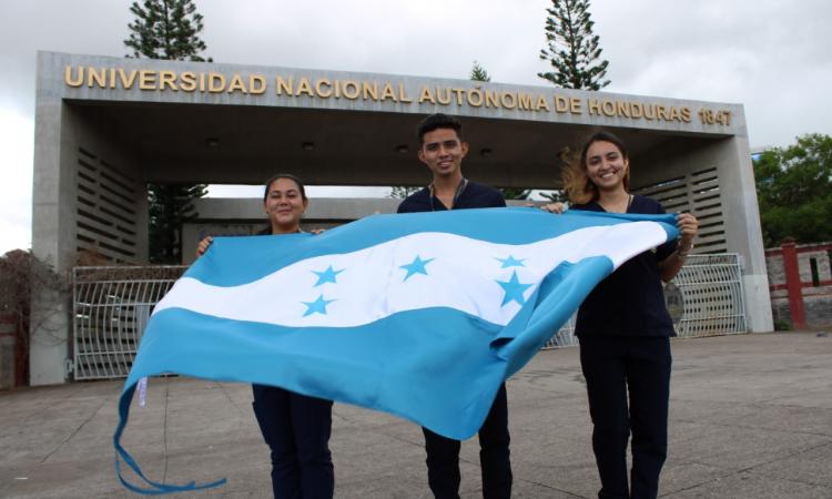 Bandera Nacional: símbolo mayor que llena de mucho patriotismo a los hondureños