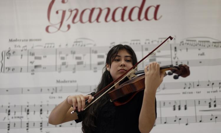 Claret Quezada, joven nicaragüense que cumple su sueño de estudiar la Carrera de Música en la UNAH