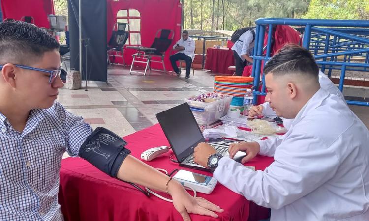 Estudiantes y personal de la UNAH acudieron a donar sangre