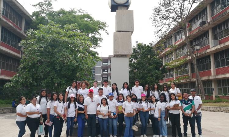 VOEA brindó visita guiada a estudiantes de último año del Instituto Bilingüe Menonita de Tocoa, Colón 