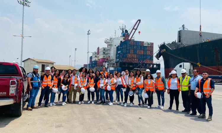 Estudiantes de Administración Aduanera realizan gira académica al Puerto del Henecán, San Lorenzo, Valle