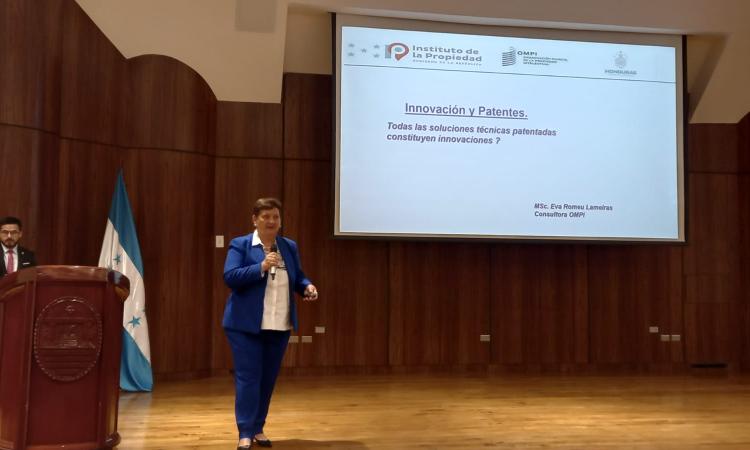 Especialista de Organización Mundial de Propiedad Intelectual brindó conferencia sobre innovación y patentes 