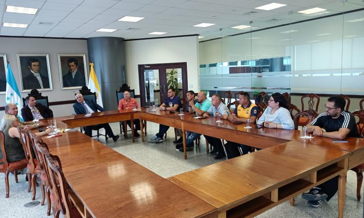 Autoridades de la UNAH garantizan participación de atletas Pumas en los Juduca de El Salvador 