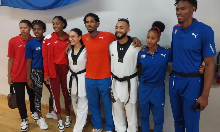 Atletas de Taekwondo reciben visita de Selección Nacional de Cuba y al campeón mundial