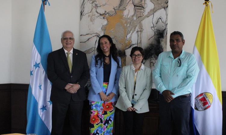 Aula Virtual de la UNAH en Guanaja contará con internet satelital Starlink