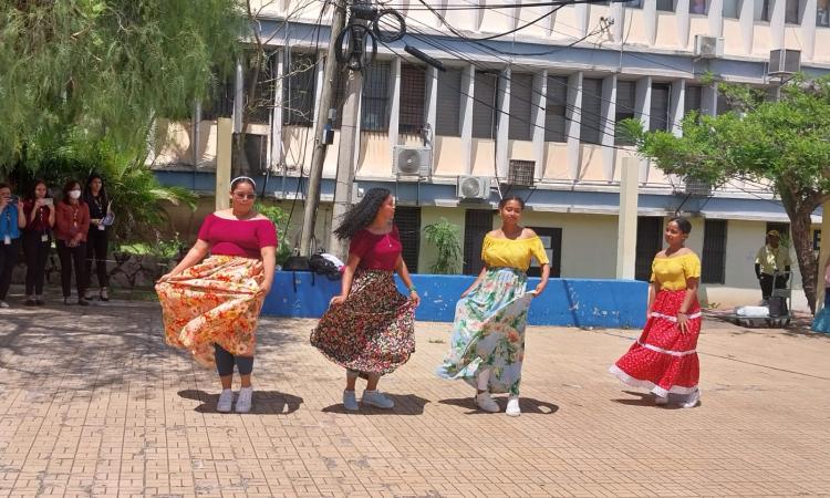 Presentan danzas misquitas en celebración del Día del Estudiante 