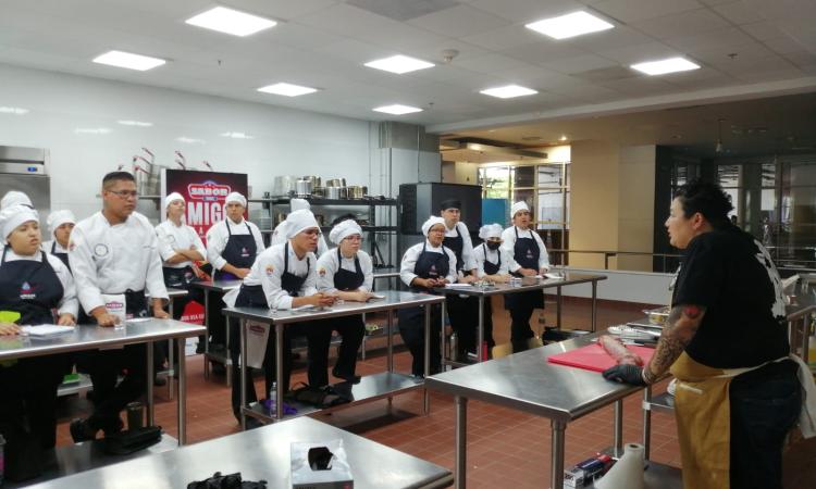Estudiantes del TUAB reciben capacitación por la chef internacional Melissa Araujo