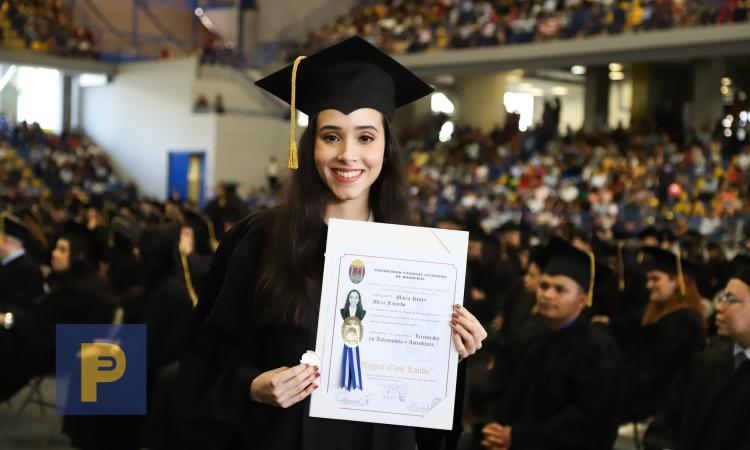 María Meza, graduada con honores de la Carrera de Astronomía y Astrofísica, gana beca para estudiar un doctorado en Estados Unidos 