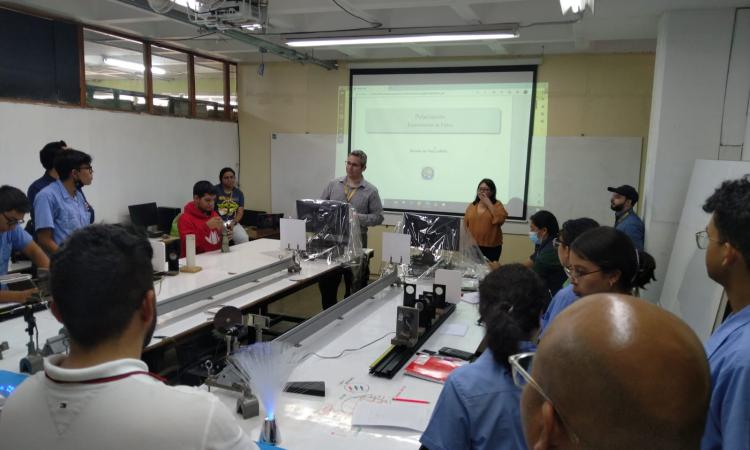 Carrera de Física promueve la ciencia mediante proyecto de vinculación con colegios capitalinos 