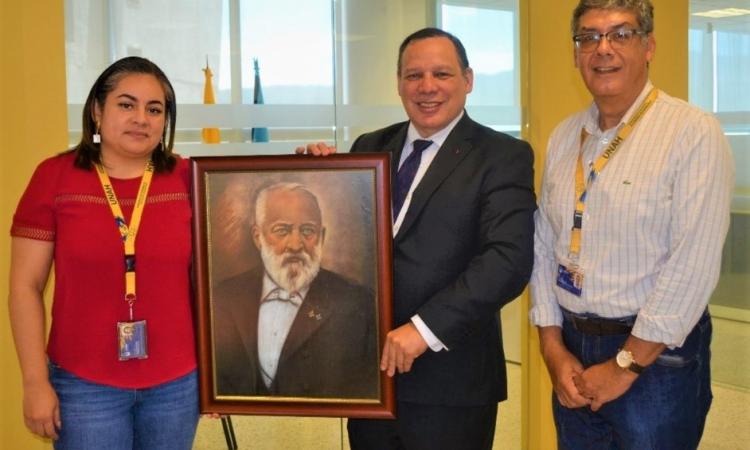 UNAH recibe donación del retrato del fundador y primer decano de la Facultad de Medicina