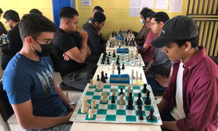 Estudiosos de matemáticas fortalecen habilidades del pensamiento con torneo de ajedrez