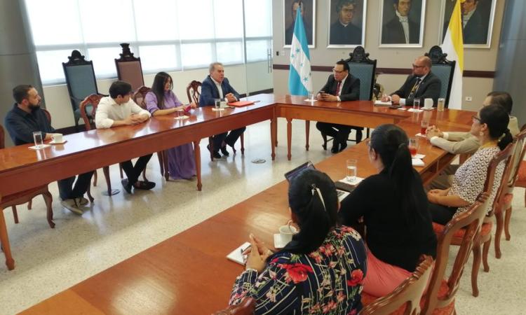Con firma de convenio entre la UNAH y prestigioso instituto de Brasil, médicos hondureños podrán cursar especialidades 