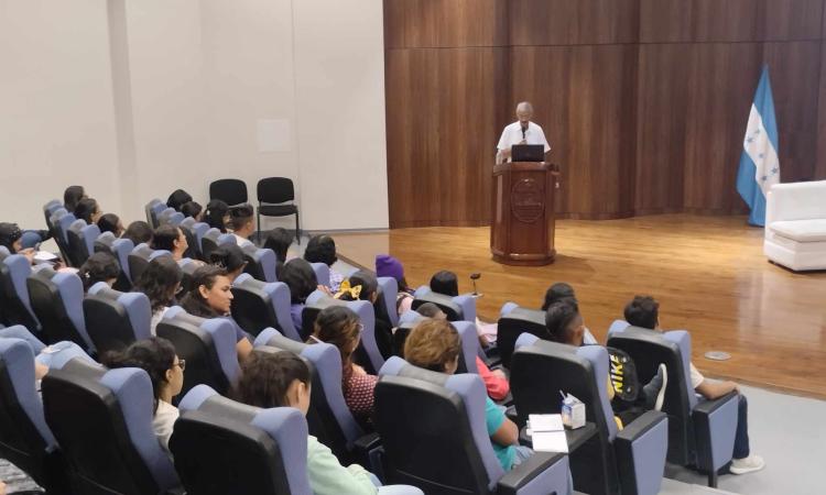 Académico de Colombia imparte conferencia sobre el desarrollo sostenible desde la construcción científica