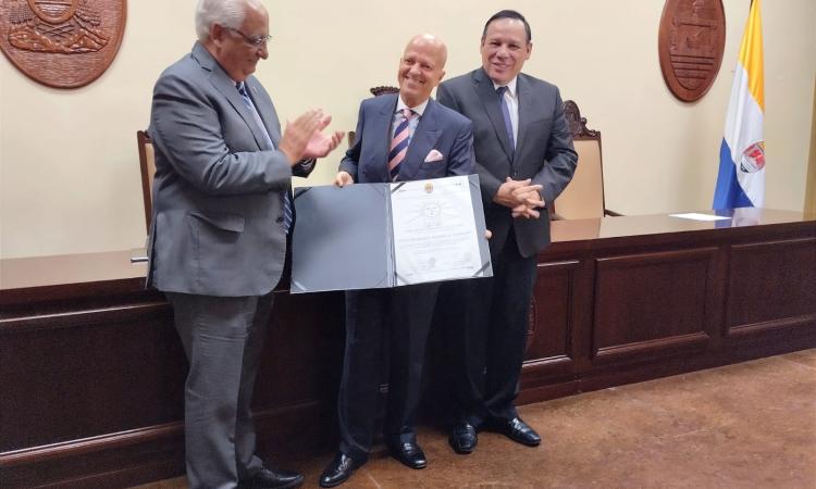 UNAH rinde homenaje al embajador de Chile tras concluir su misión en Honduras