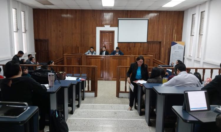 Estudiantes de derecho realizan ronda de juicios simulados 