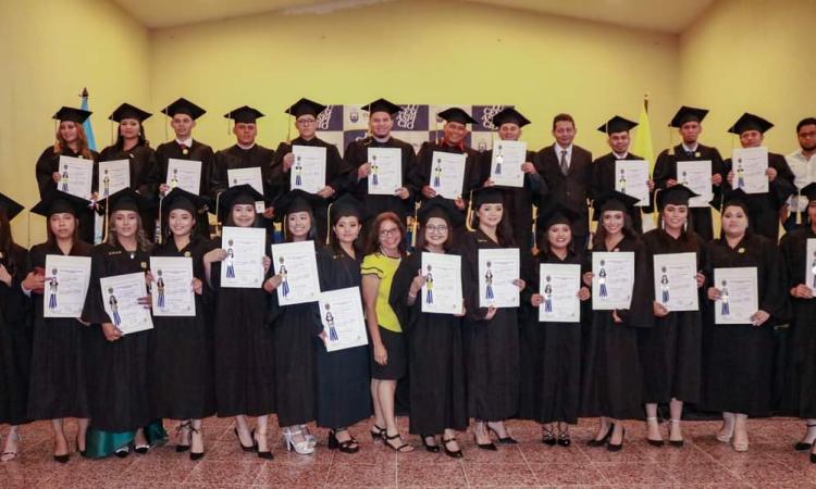 CURLP-UNAH entregó título universitario a 83 nuevos profesionales