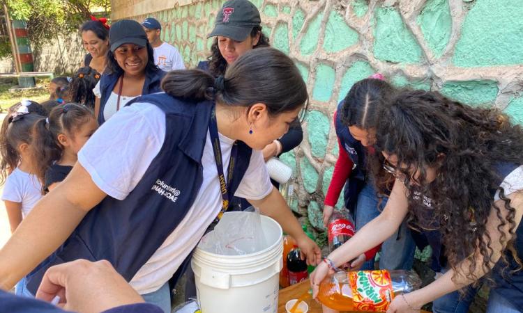 Pumas en Acción festeja el Día del Niño a los pequeños del Kínder Lourdes Monserrat, de Tegucigalpa
