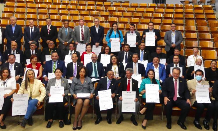 Claustro de profesores de Derecho rinde homenaje a 50 docentes con más de veinte años de trayectoria