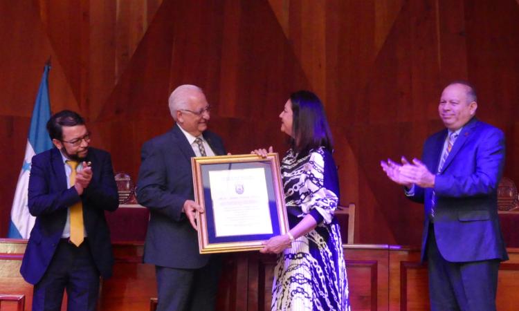 UNAH reconoce trayectoria de la vicerrectora académica, Belinda Flores 