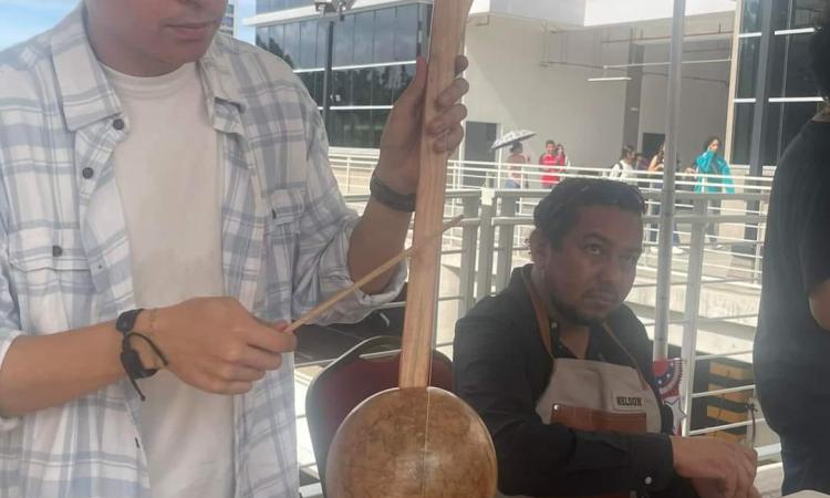 Con madera de podas de árboles en Ciudad Universitaria, estudiantes fabrican instrumentos musicales 
