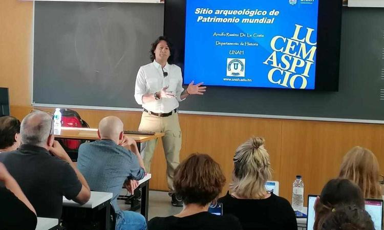 Historiador de la UNAH imparte conferencia magistral en la Semana de la Hondureñidad en España
