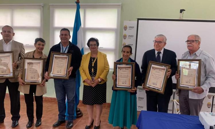 UNAH- CUROC otorga reconocimientos a destacados profesionales 