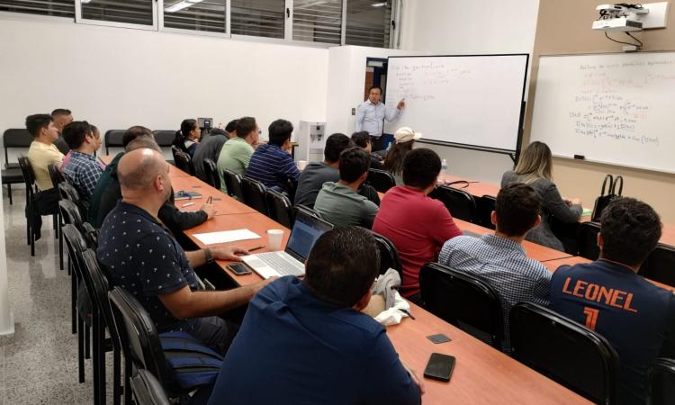Especialista mexicano en análisis armónico imparte conferencias para estudiantes de Matemática  