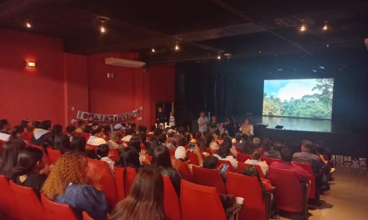 Carrera de Periodismo junto a Contra Corriente presentaron película TOSHKUA