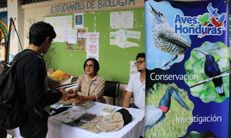 La Carrera de Biología inicia su semana de aniversario con una charla sobre aves de Honduras