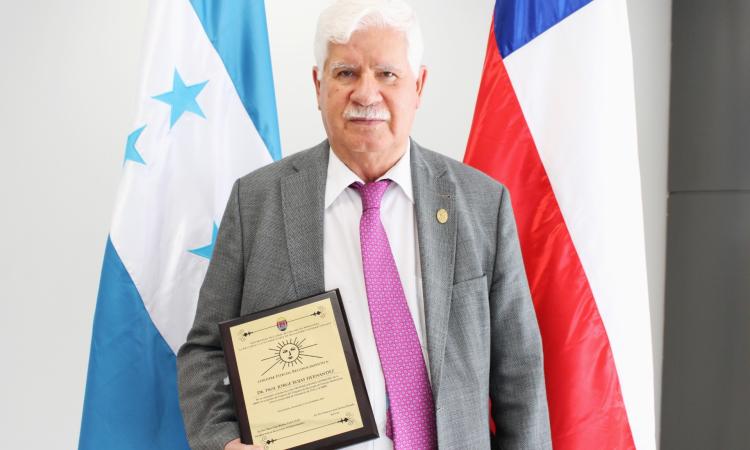 UNAH entrega distinguido reconocimiento al doctor Jorge Rojas