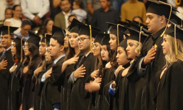UNAH culmina el 2023 graduando a 1,721 profesionales
