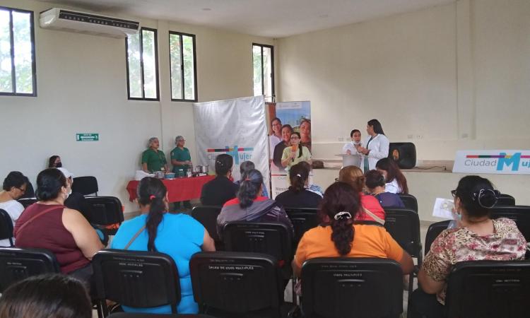 Estudiantes de Nutrición imparten taller de alimentos saludables en Ciudad Mujer
