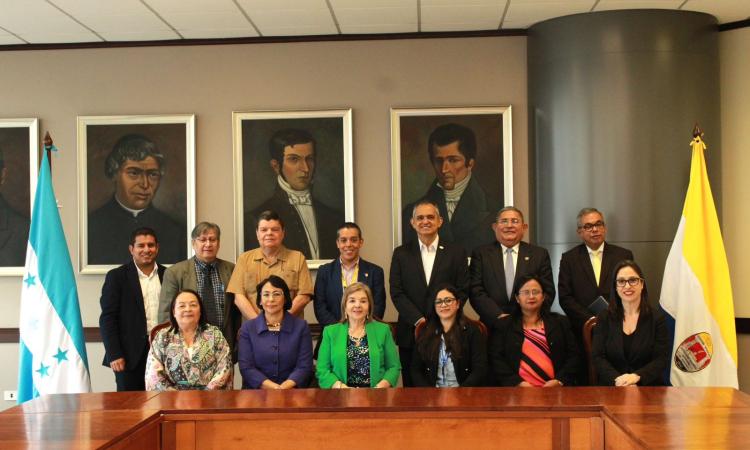 Rector Fernández se reúne con universidades privadas para fortalecer la calidad educativa superior del país  