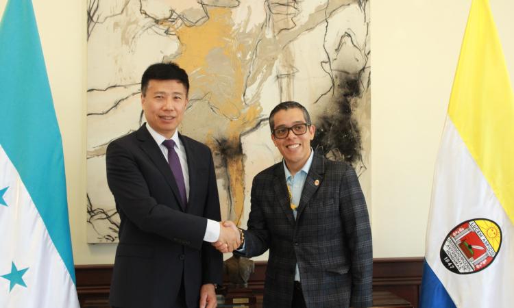 Embajador de China y rector de la UNAH abordan temas de cooperación e intercambio académico