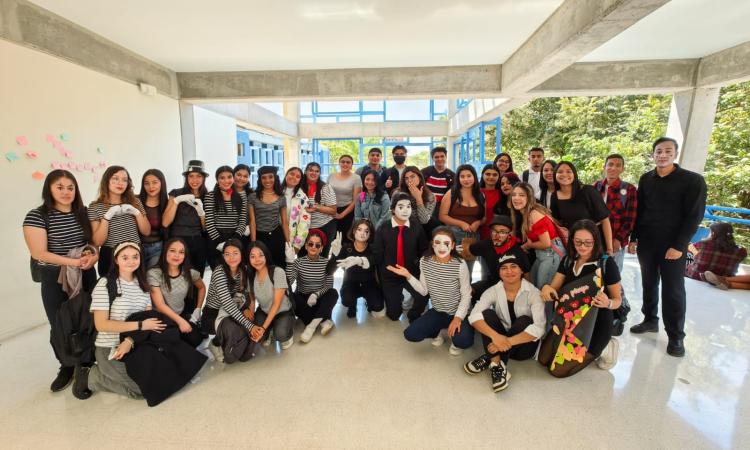 Estudiantes de Mercadotecnia celebran con mimos el amor propio