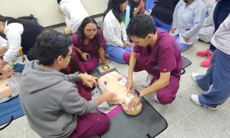 Estudiantes realizan simulaciones clínicas de aprendizaje junto a docentes de la Universidad de Málaga, España