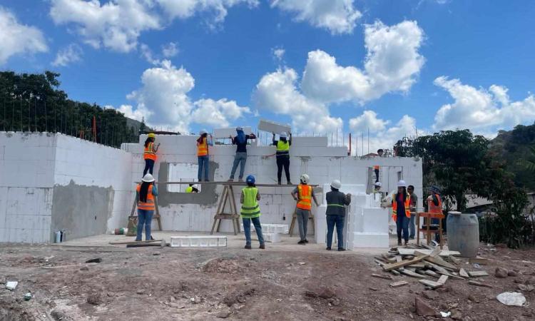 Estudiantes de Ingeniería Civil en UNAH VS contribuyen con la construcción de Policlínica en Copán