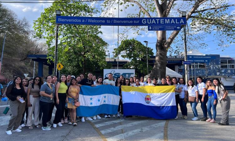 Guatemala: Estudiantes del CURC participan en feria internacional 