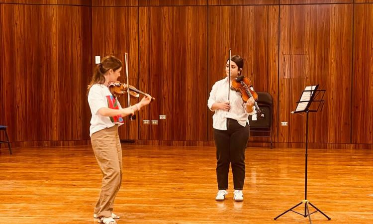  Violinista neozelandesa Amalia Hall brinda clase maestra 