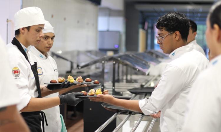 Chefs que representarán a Honduras en Mónaco realizaron degustaciones en el Comedor Universitarios