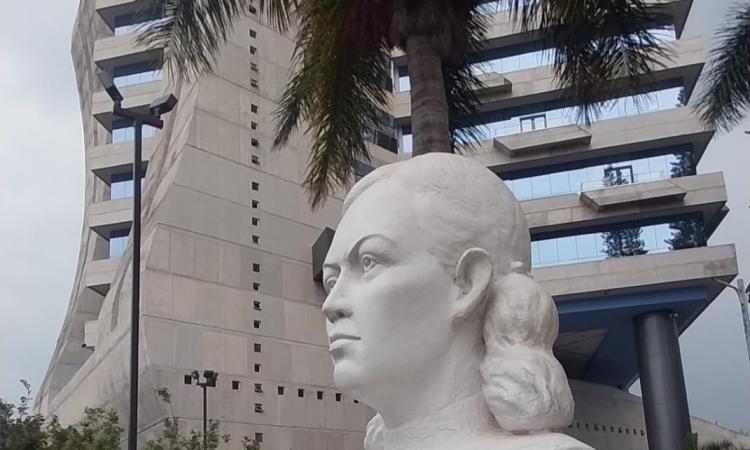 ¿Sabés a quién representa la estatua que está frente al edificio Alma Máter?