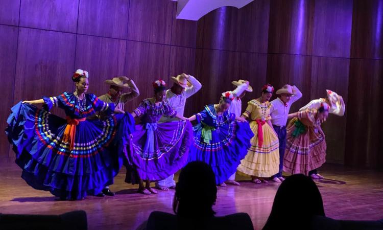 Estudiantes de Danza Folclórica deleitan al público con presentación magistral