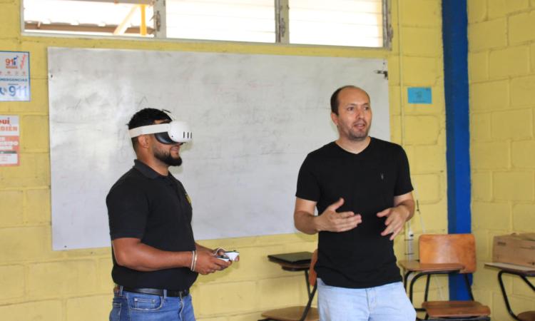 Estudiantes de UNAH-Tec Danlí exploran la Realidad Virtual y Aumentada con Meta Quest 3