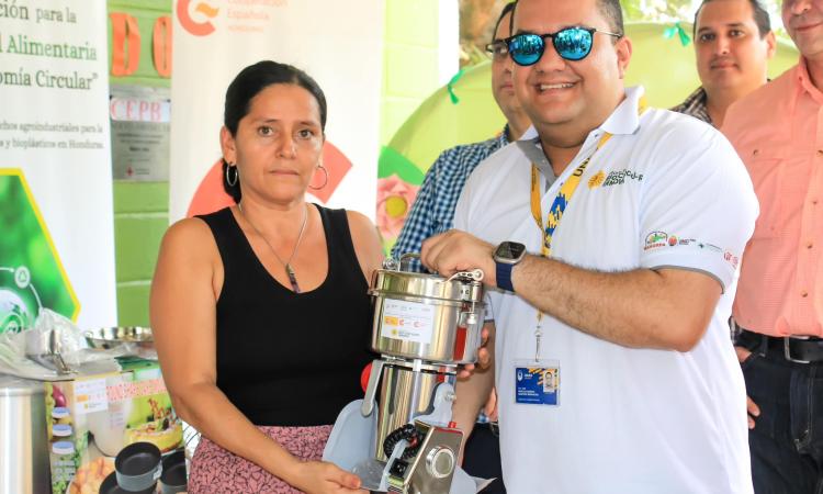 UNAH-Tec Danlí entrega de kits de preparación de harinas y alimentos al Centro de Educación Prebásica Nuevo Amanecer