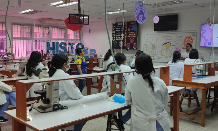 Estudiantes de Enfermería de UNAH-CURNO visitan Facultad de Ciencias Médicas
